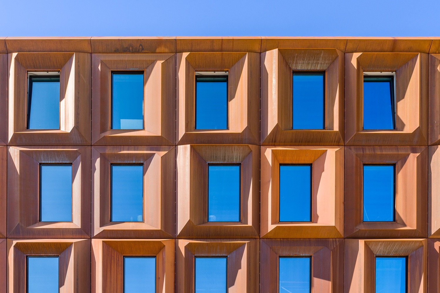 Gevel van de Gasfabriek in Deventer met cortenstalen gevelbekleding en verdiept geplaatste raamkaders, gerealiseerd door VPT Versteeg.