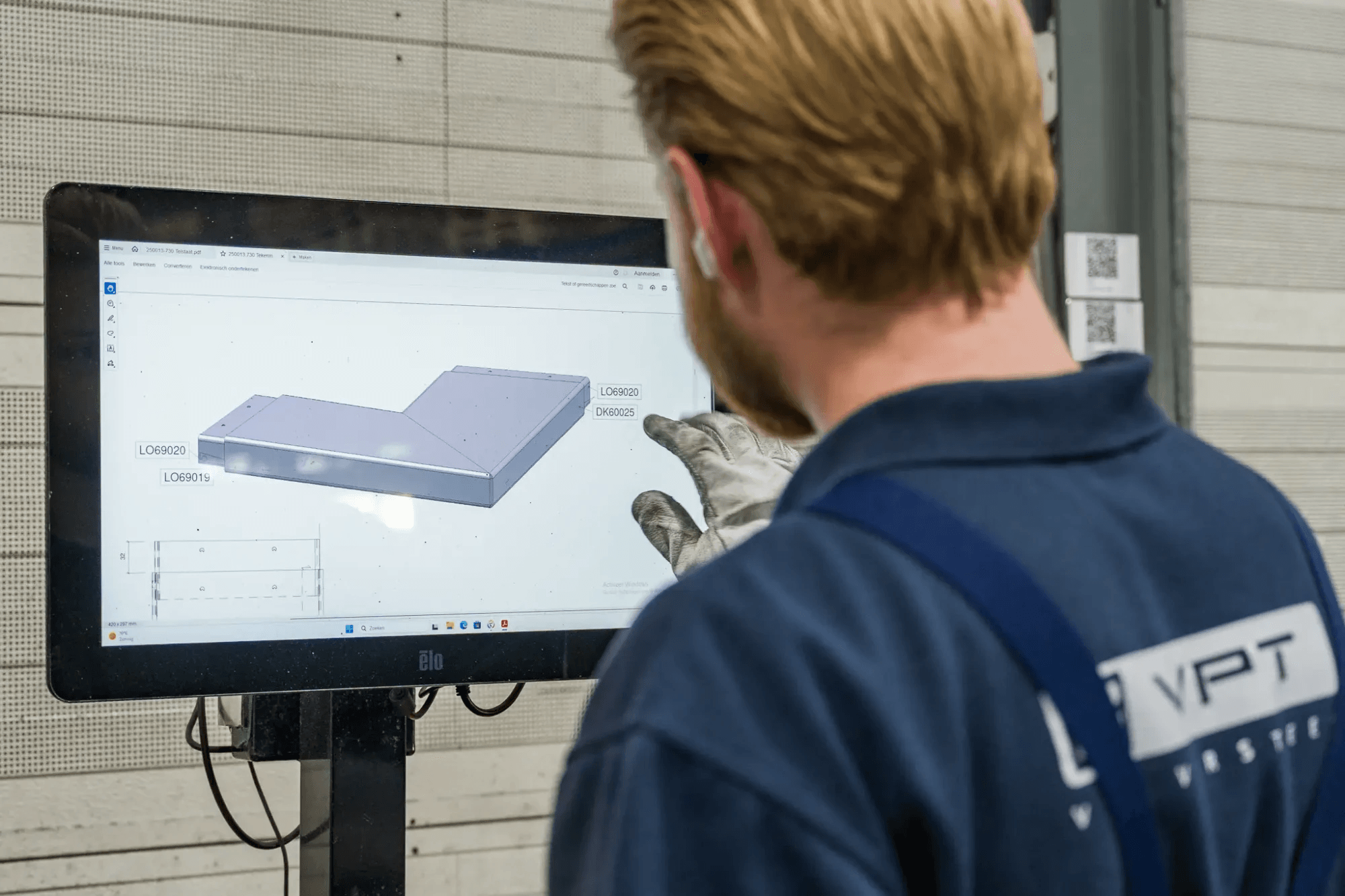 Detailfoto van productiemedewerker van VPT Versteeg die werkt met aluminium 3d tekenwerk