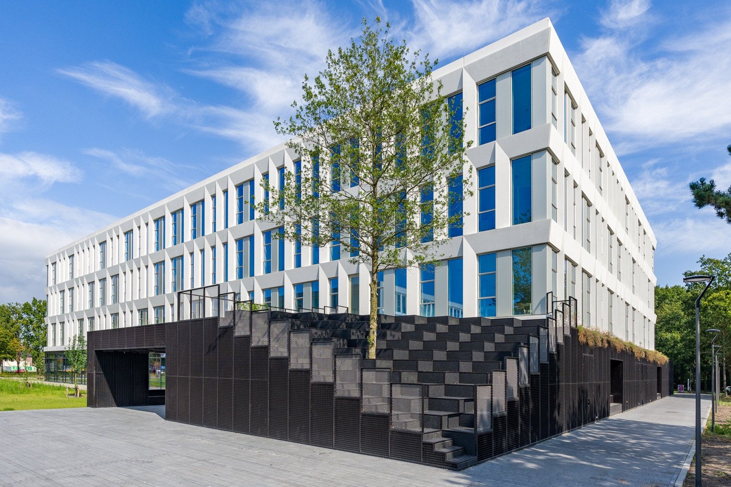 Moderne gevel van het Fontys-gebouw in Eindhoven, voorzien van aluminium gevelbekleding met dieptewerking en strakke lijnen, gerealiseerd door VPT Versteeg.